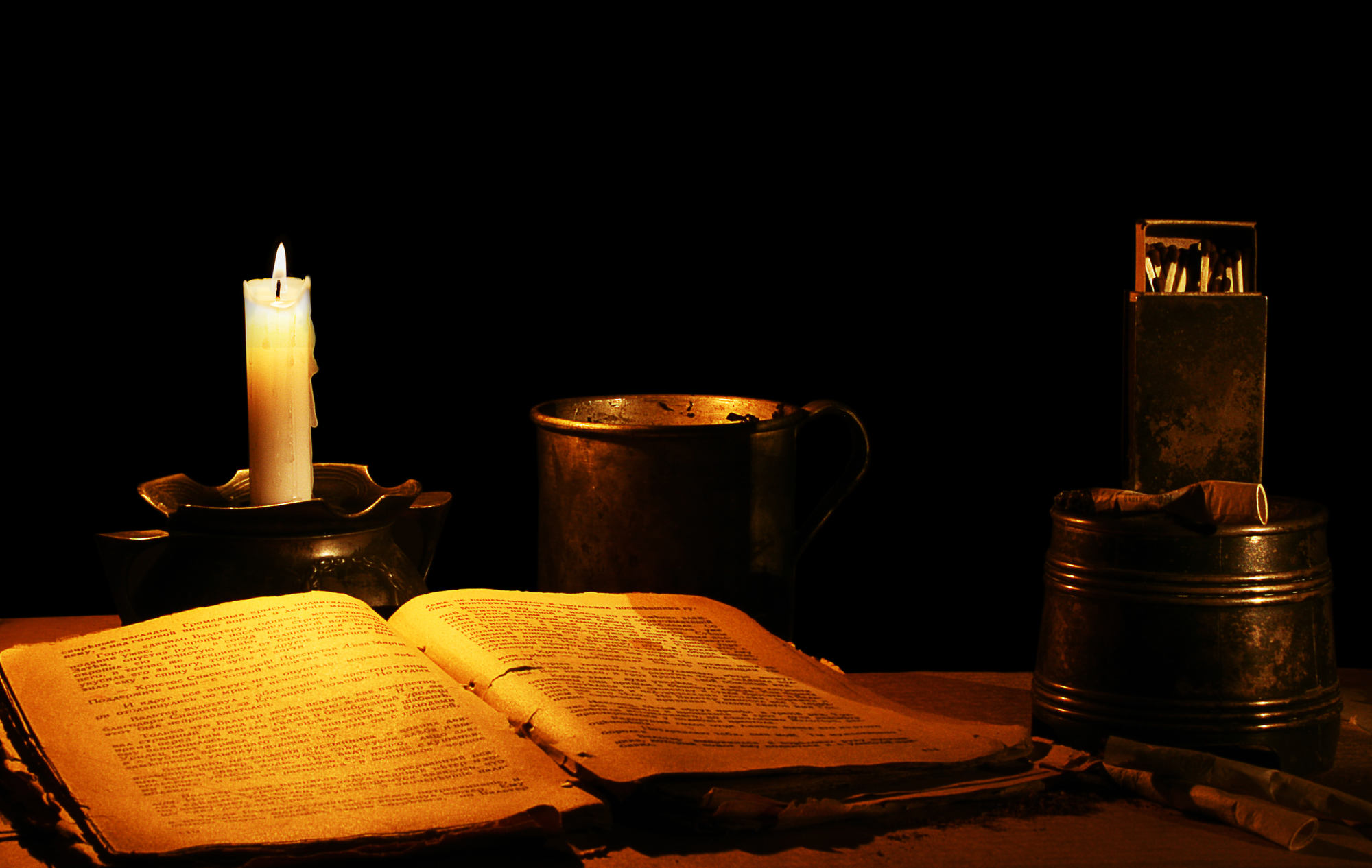 Старые книги и свеча